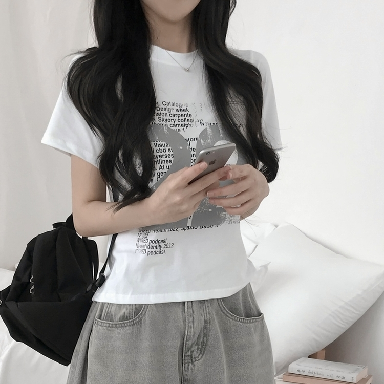 プリントセミクロップ半袖Tシャツ IVORY