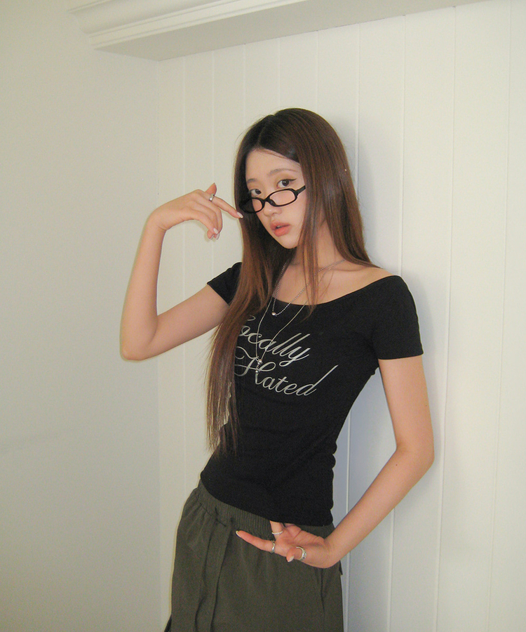 グリッターレタリングスリムオフショル半袖Tシャツ BLACK