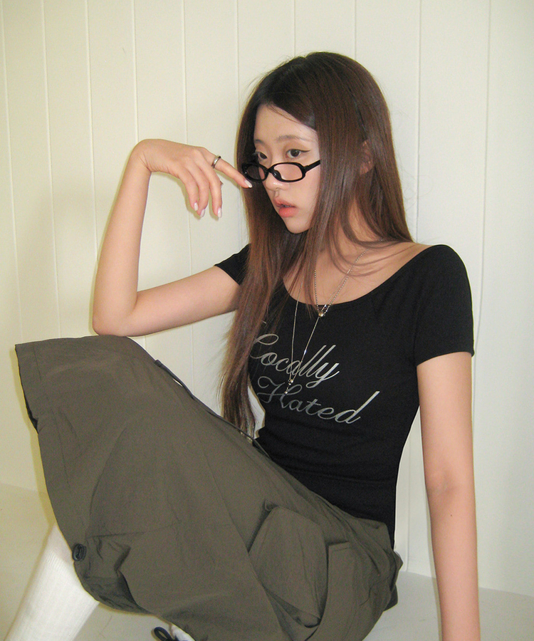 グリッターレタリングスリムオフショル半袖Tシャツ BLACK