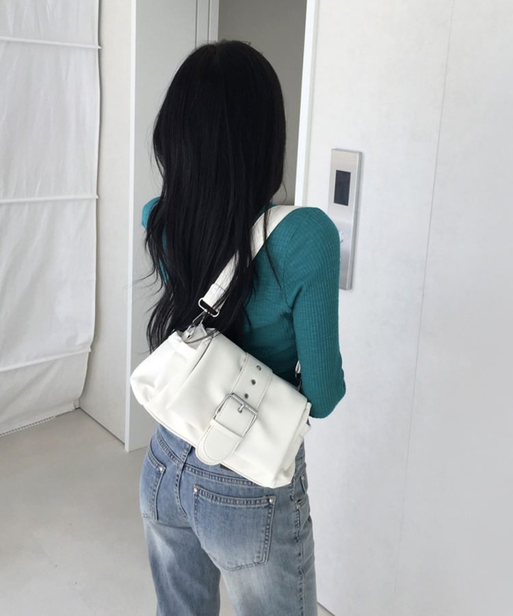 헨드 버클 스퀘어 숄더백 아이보리