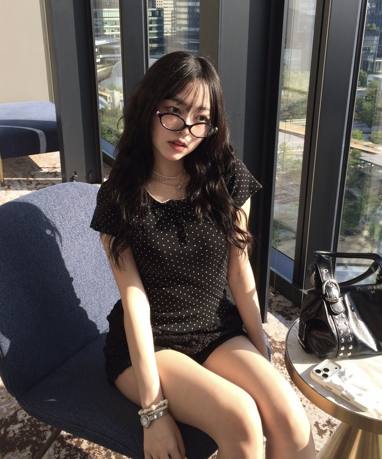 도트 레이스 라운드 반팔티 블랙