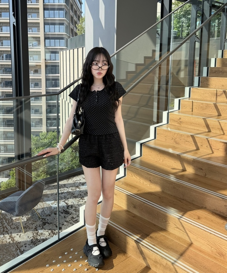 도트 레이스 라운드 반팔티 블랙