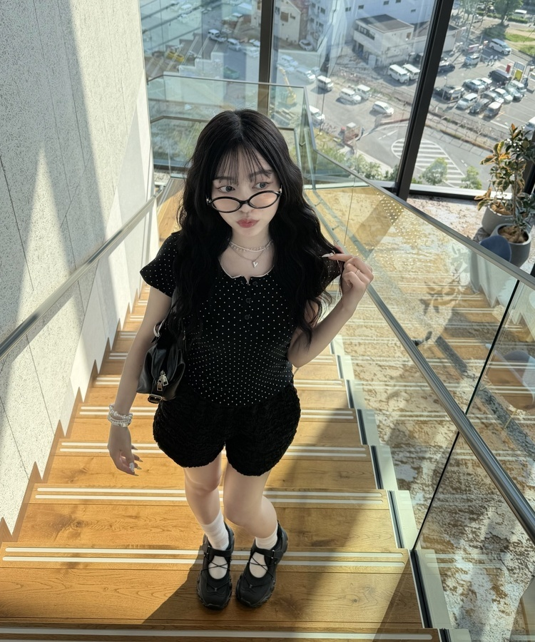 도트 레이스 라운드 반팔티 블랙