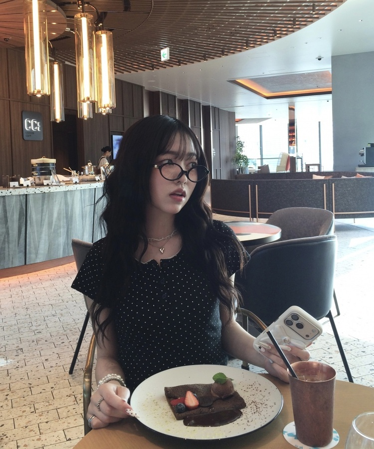 도트 레이스 라운드 반팔티 블랙