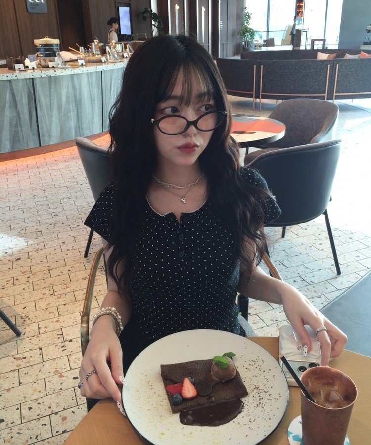 도트 레이스 라운드 반팔티 블랙