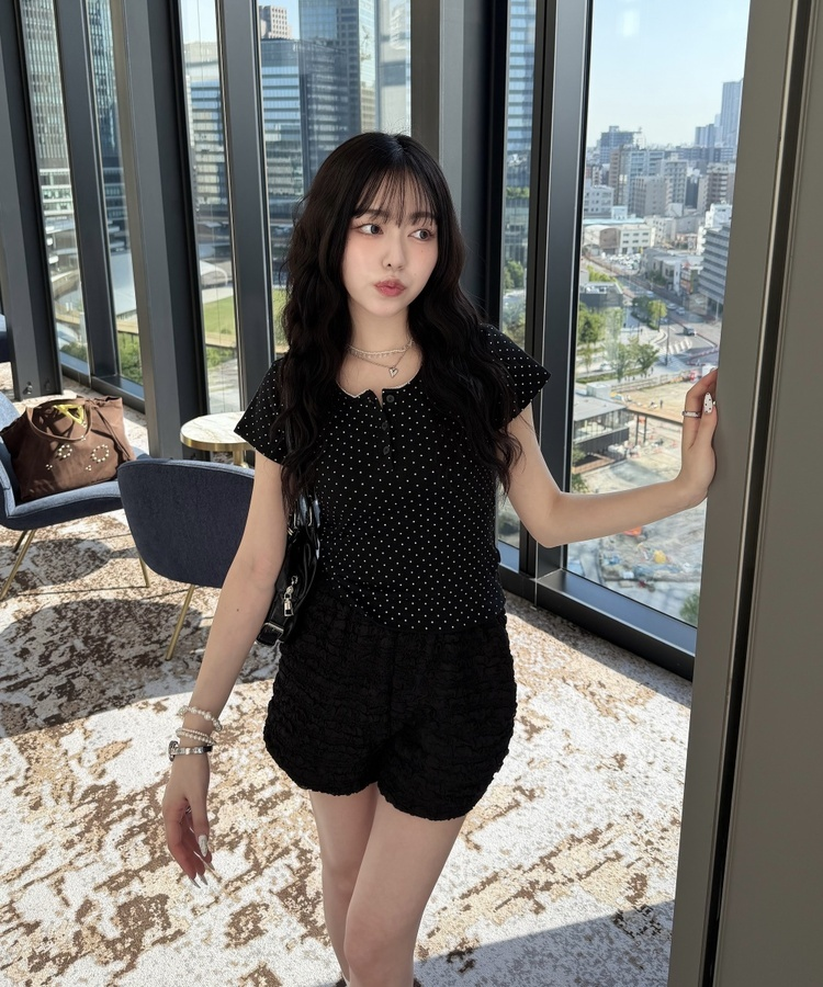 도트 레이스 라운드 반팔티 블랙