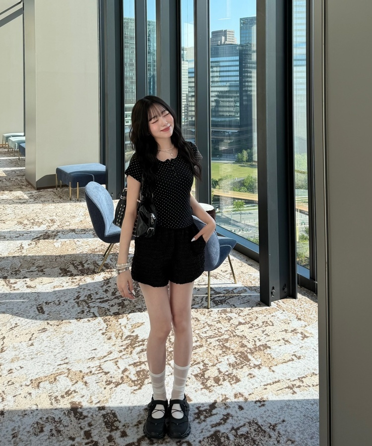 도트 레이스 라운드 반팔티 블랙