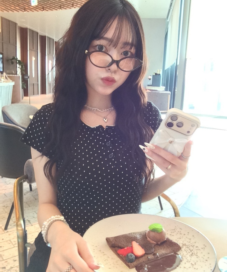 도트 레이스 라운드 반팔티 블랙