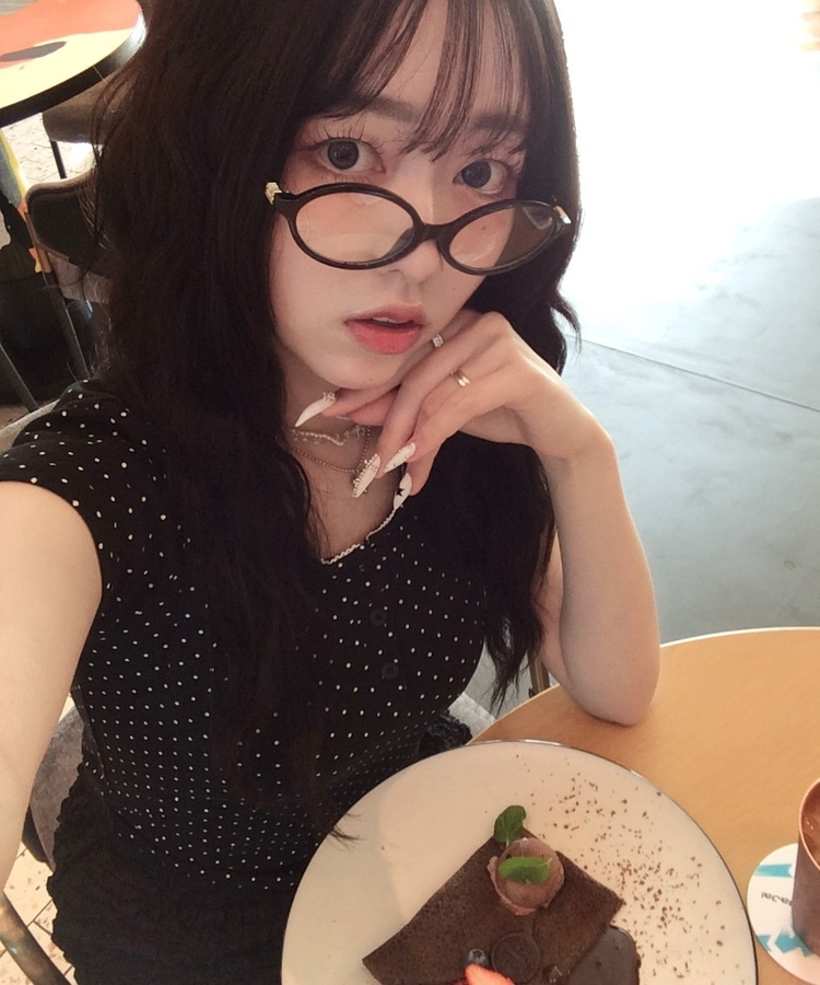 도트 레이스 라운드 반팔티 블랙
