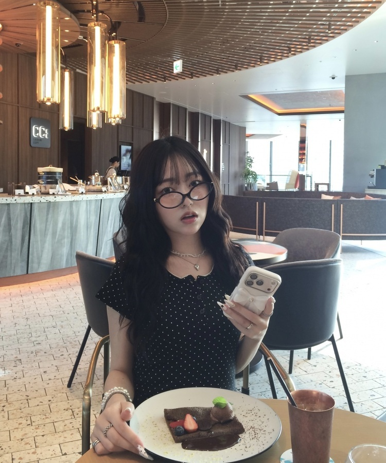 도트 레이스 라운드 반팔티 블랙