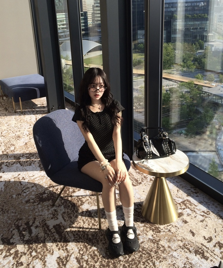 도트 레이스 라운드 반팔티 블랙