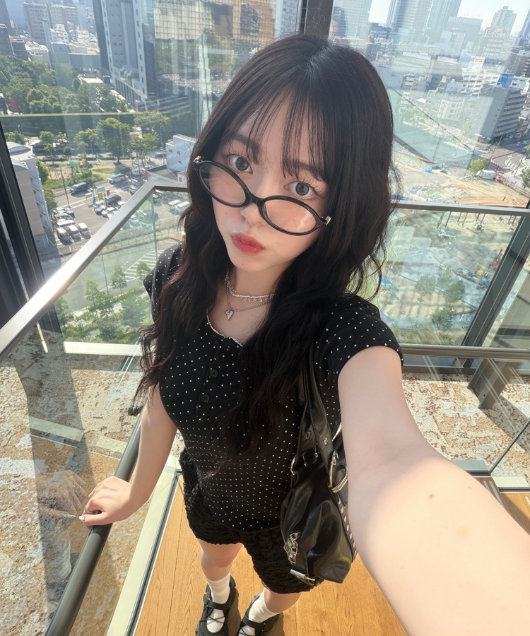 도트 레이스 라운드 반팔티 블랙