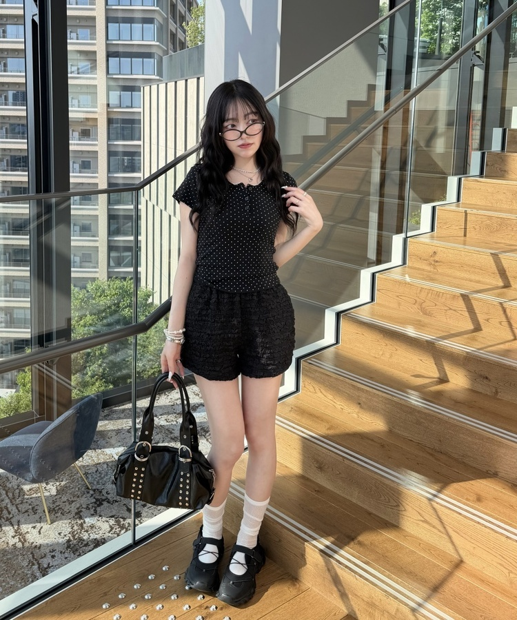 도트 레이스 라운드 반팔티 블랙