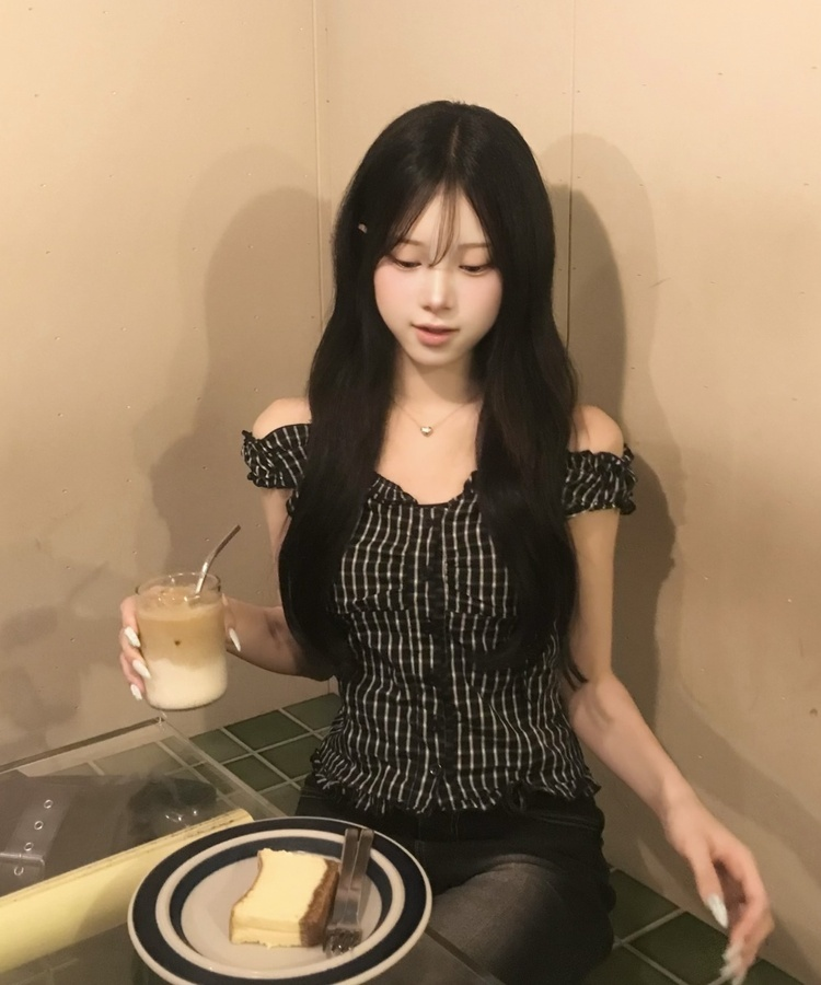 체크 오프숄더 블라우스 블랙