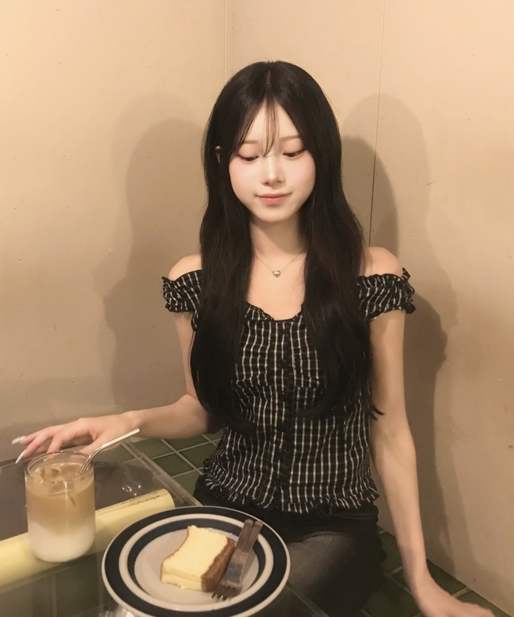 체크 오프숄더 블라우스 블랙