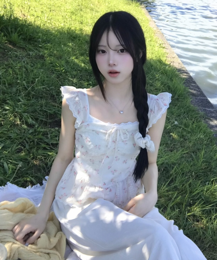 잔꽃 레이스 리본 나시 블라우스 아이보리