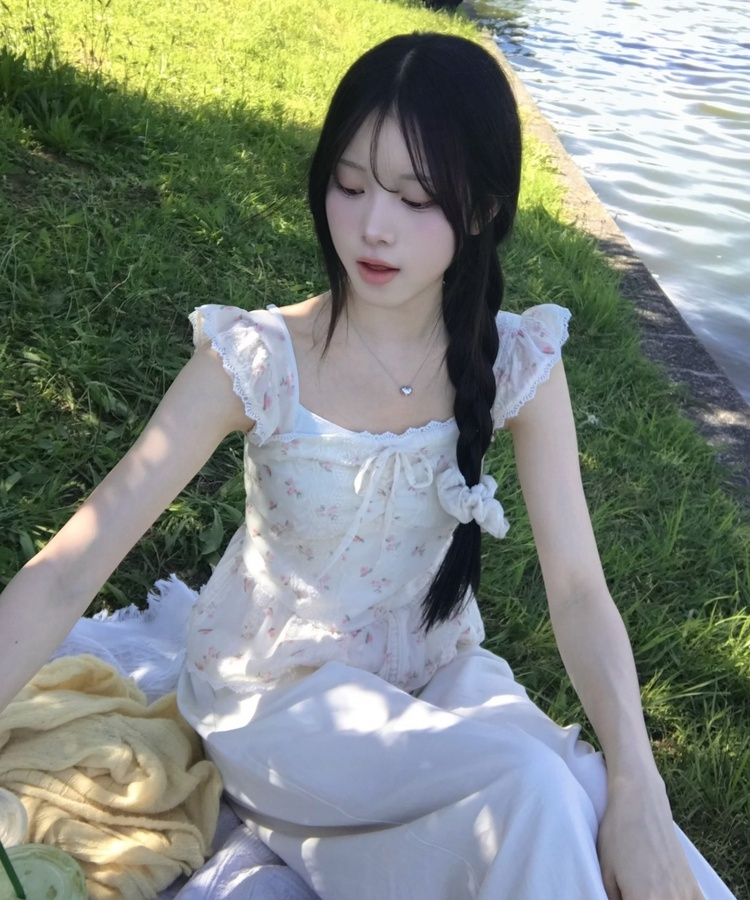 잔꽃 레이스 리본 나시 블라우스 아이보리