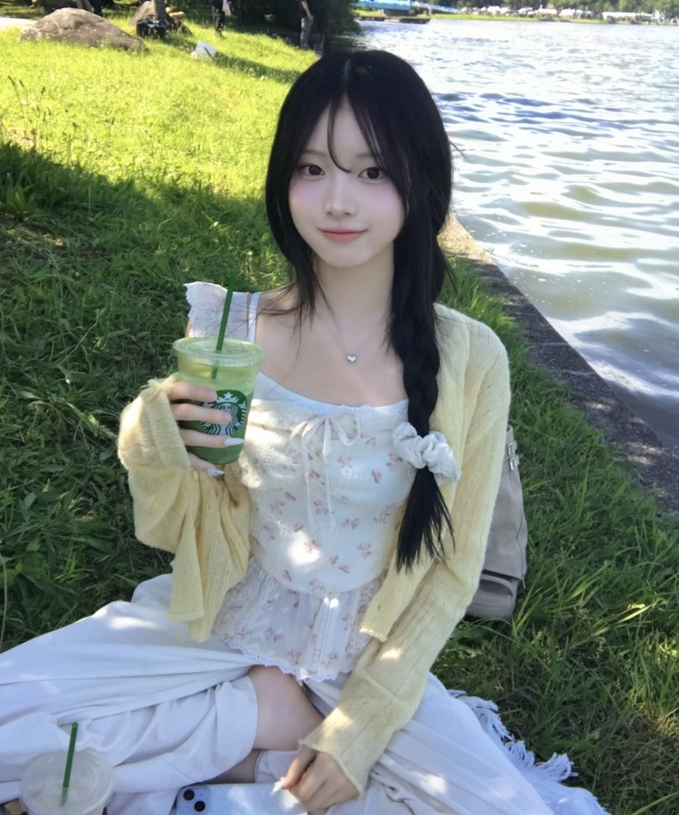 잔꽃 레이스 리본 나시 블라우스 아이보리