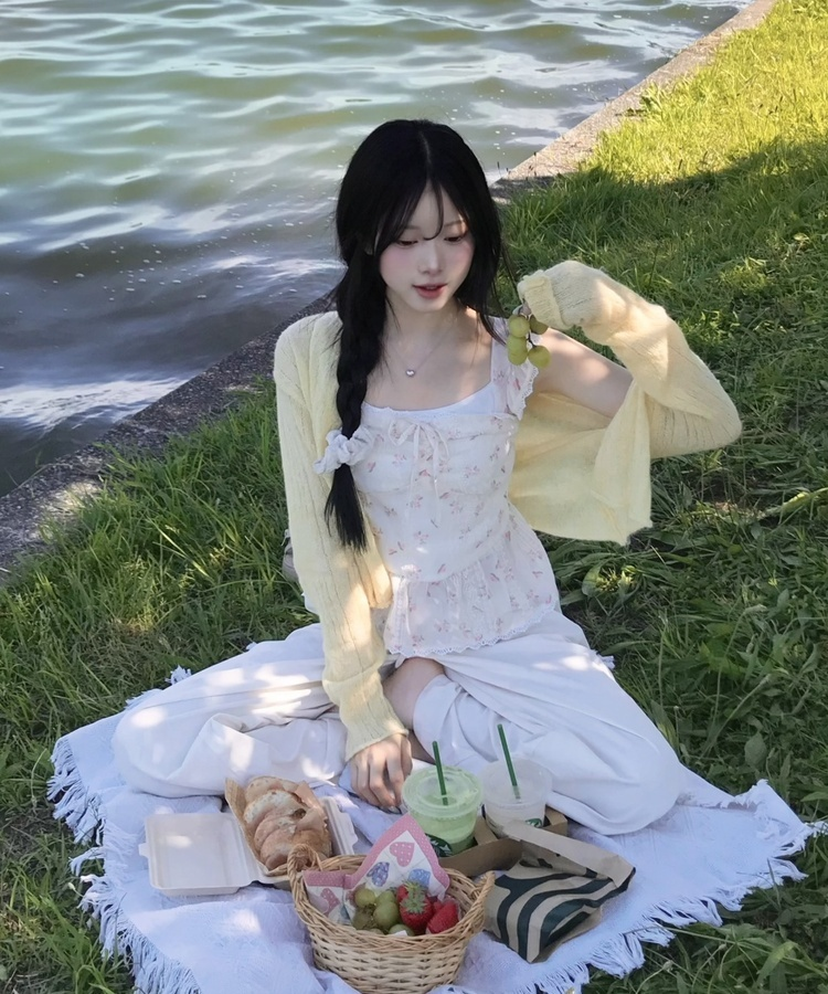 잔꽃 레이스 리본 나시 블라우스 아이보리