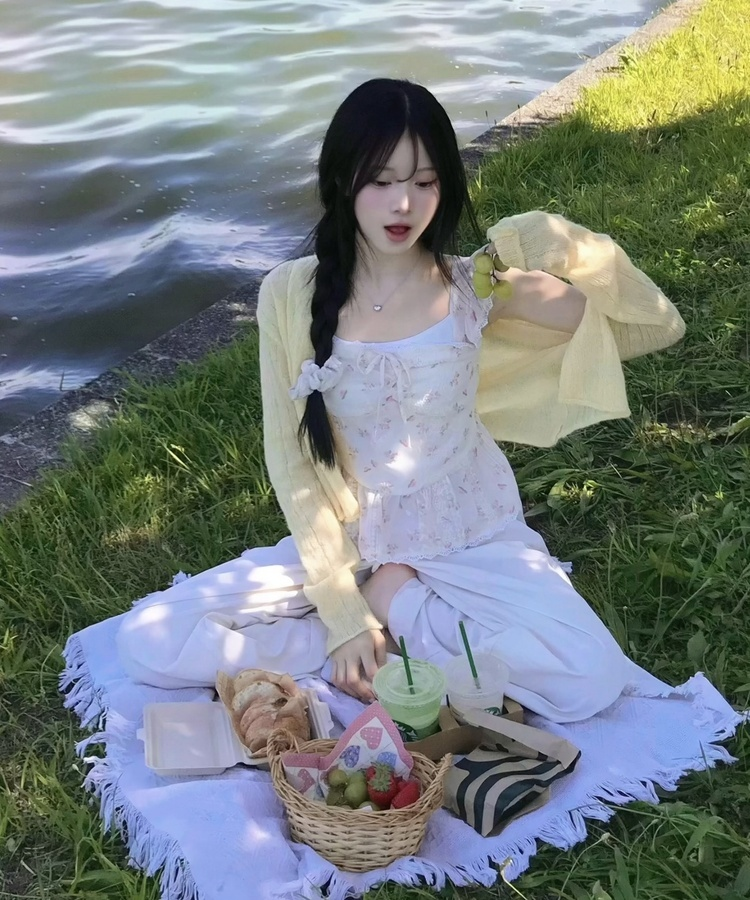 잔꽃 레이스 리본 나시 블라우스 아이보리