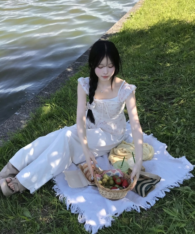 잔꽃 레이스 리본 나시 블라우스 아이보리