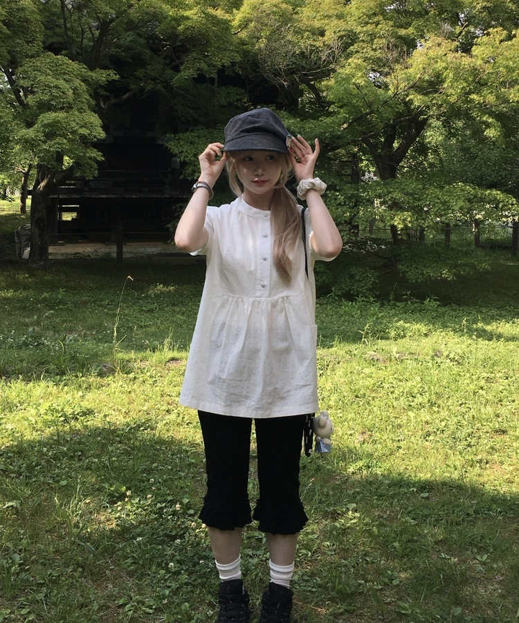 라운드 버튼 플레어 블라우스 화이트