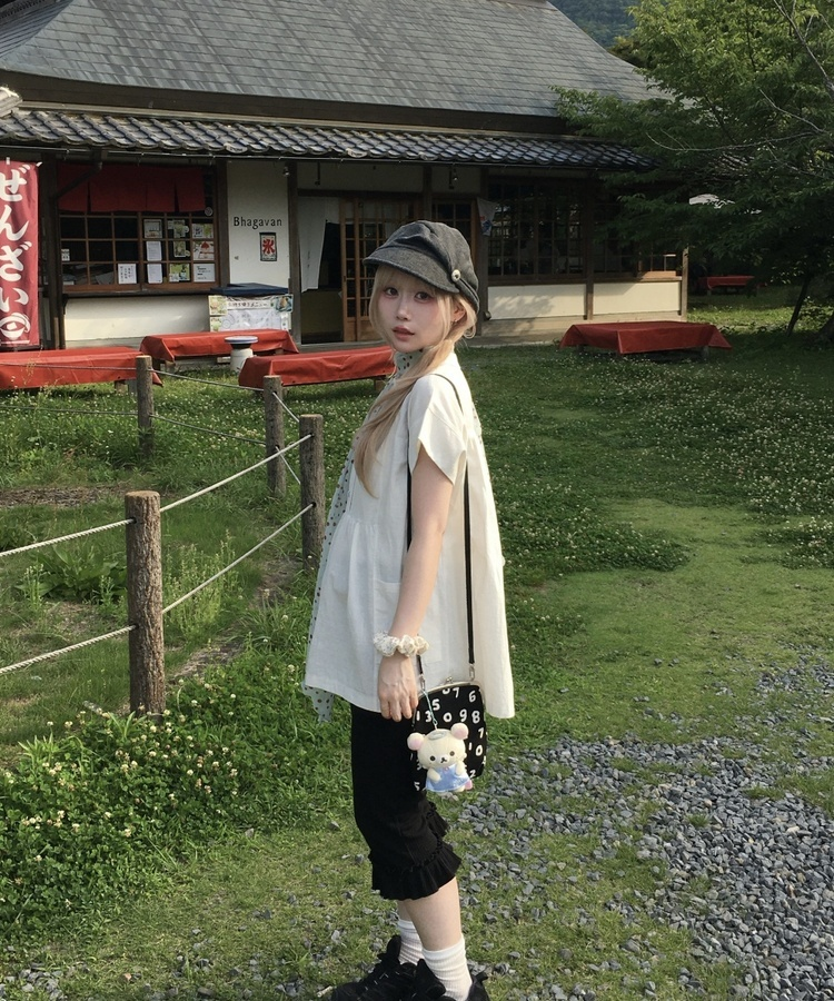 라운드 버튼 플레어 블라우스 화이트