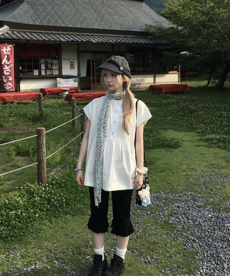 라운드 버튼 플레어 블라우스 화이트