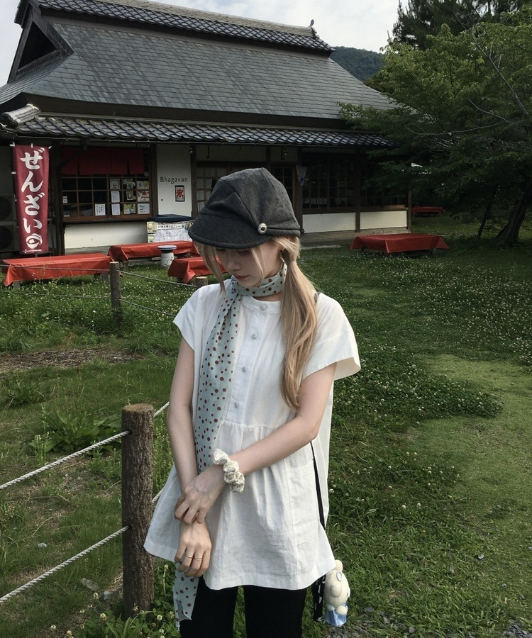 라운드 버튼 플레어 블라우스 화이트