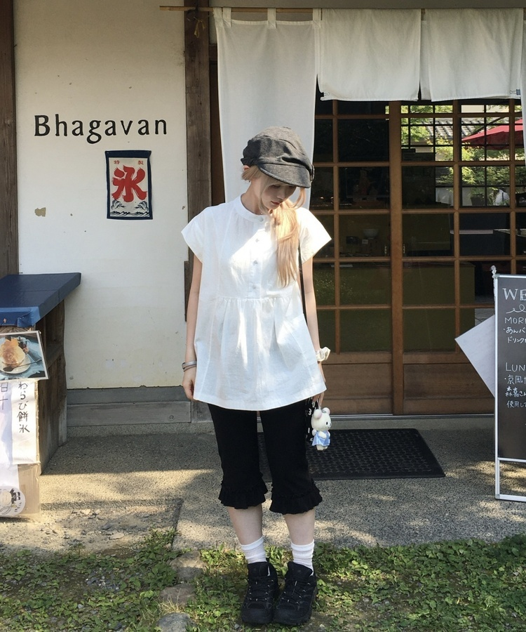 라운드 버튼 플레어 블라우스 화이트