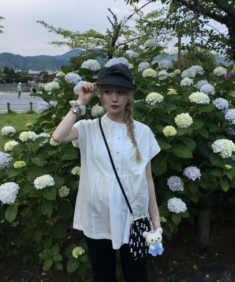라운드 버튼 플레어 블라우스 화이트