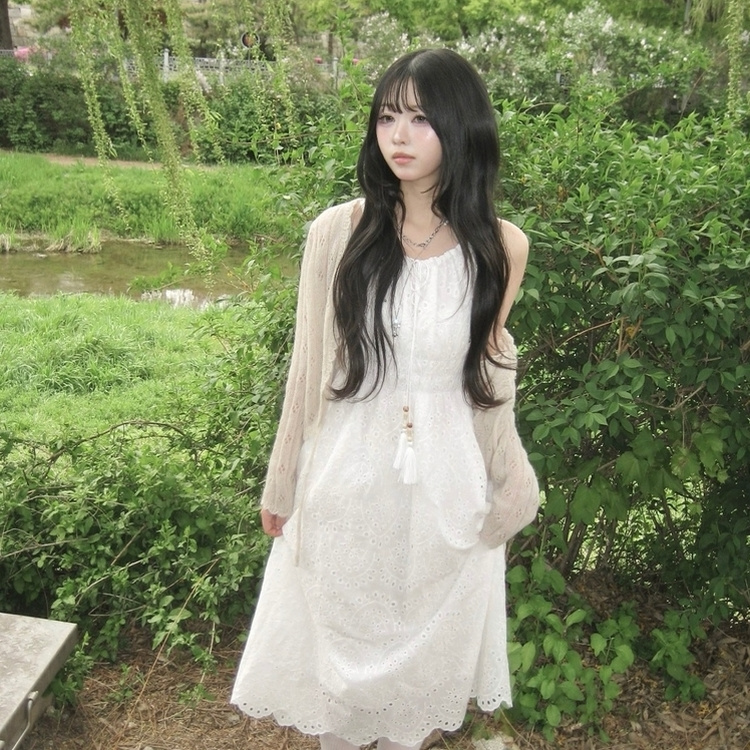 시원소재 끈조절 테슬 리본 레이스 펀칭 나시 민소매 롱원피스 화이트