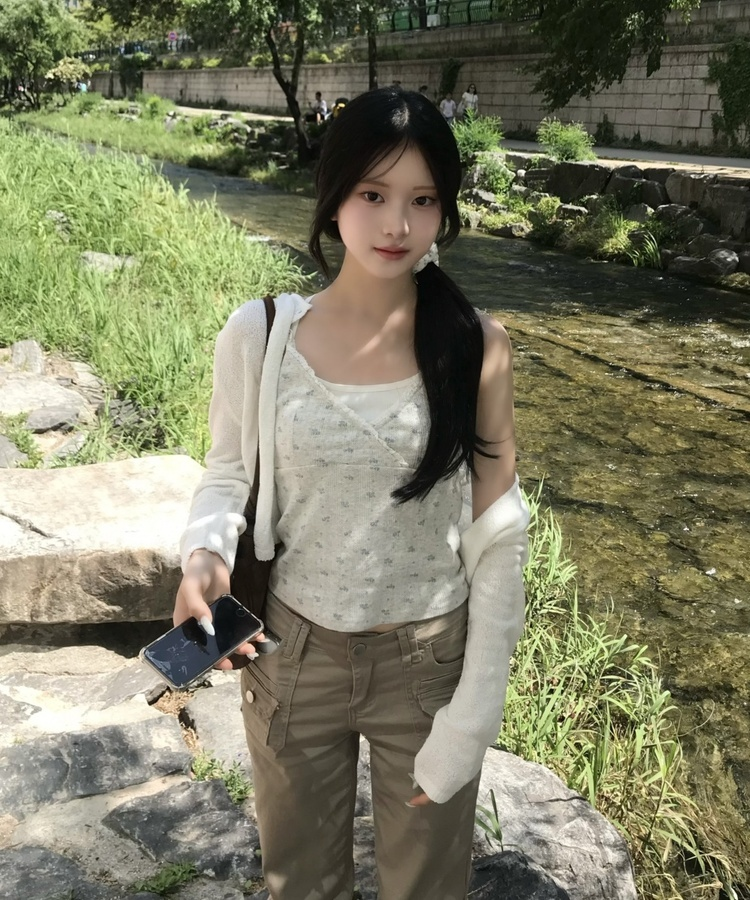 플라워 V넥 크롭 캐미솔 회색