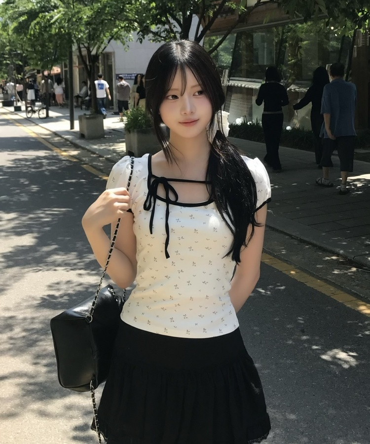 잔꽃 리본 배색 티셔츠 화이트