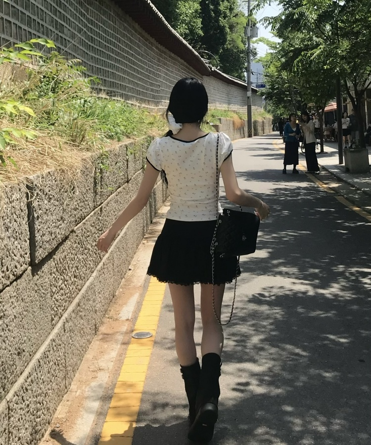 잔꽃 리본 배색 티셔츠 화이트