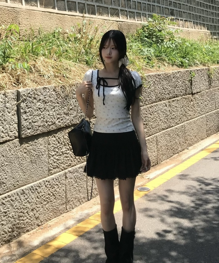 잔꽃 리본 배색 티셔츠 화이트