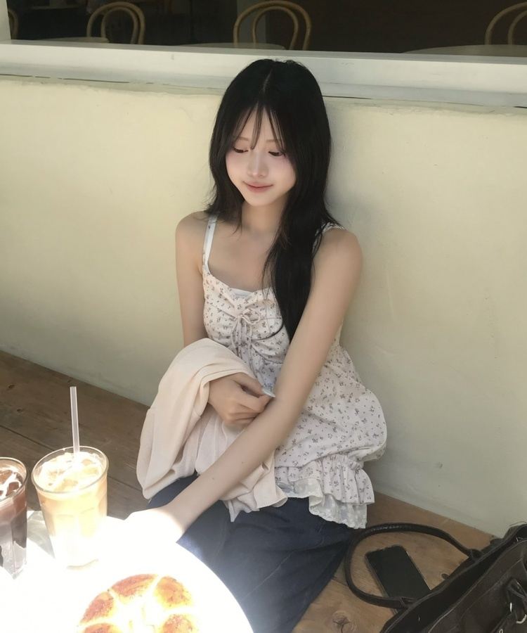 플라워 리본 프릴 캐미솔 베이지