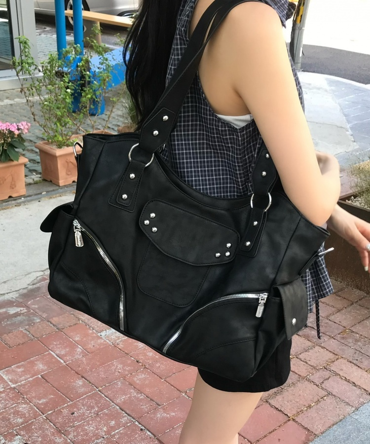 スタッズポケットビッグショルダーバッグ BLACK