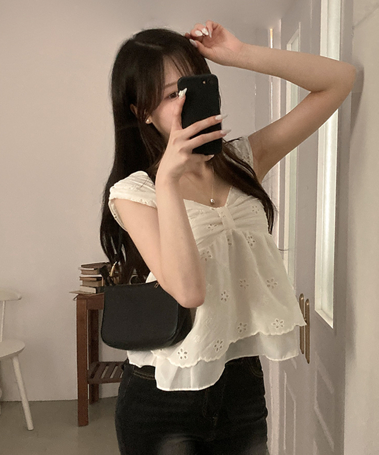 피카 펀칭 리본 이중 레이어드 스모크 나시 블라우스 베이지