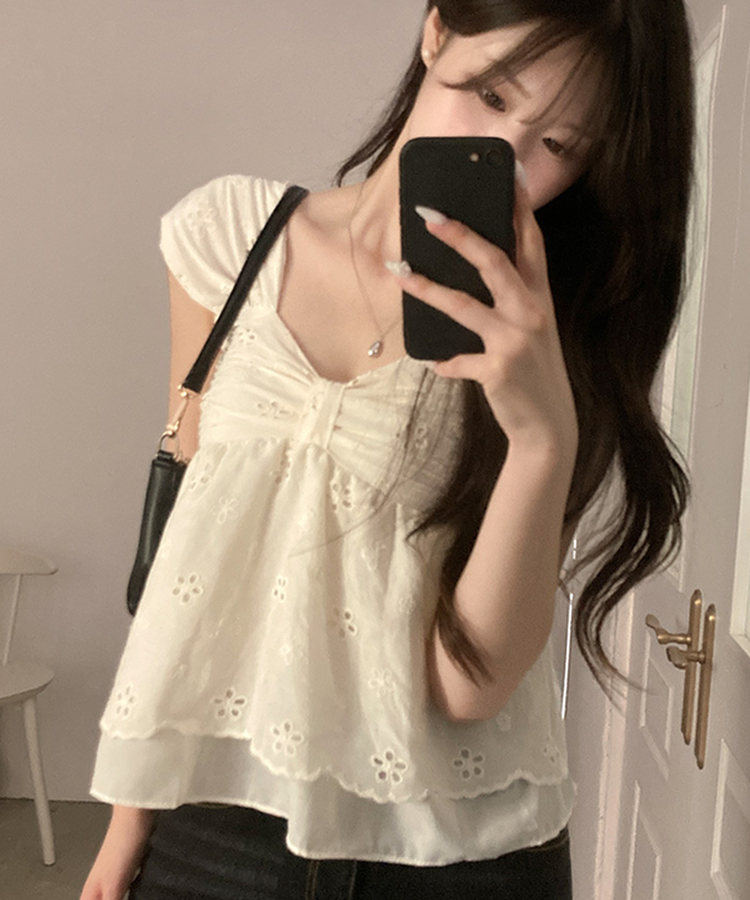 피카 펀칭 리본 이중 레이어드 스모크 나시 블라우스 베이지