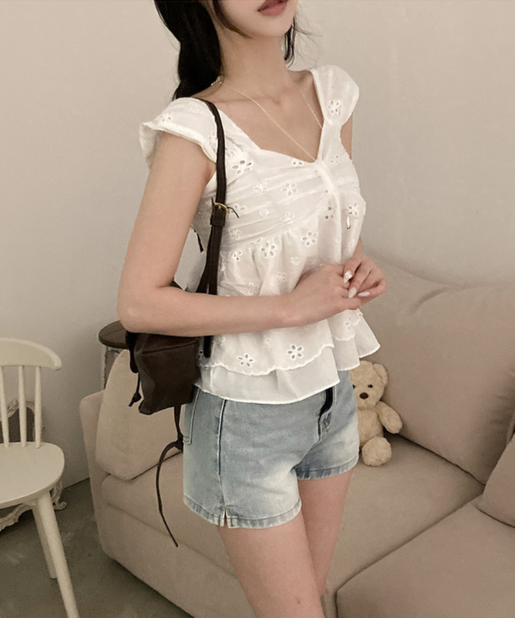 피카 펀칭 리본 이중 레이어드 스모크 나시 블라우스 화이트