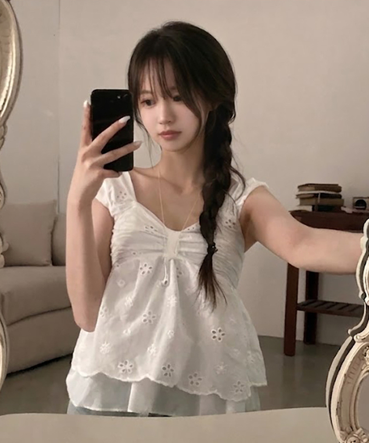 피카 펀칭 리본 이중 레이어드 스모크 나시 블라우스 화이트