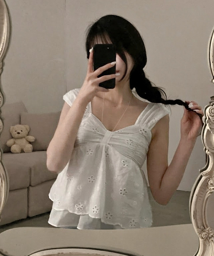 피카 펀칭 리본 이중 레이어드 스모크 나시 블라우스 화이트