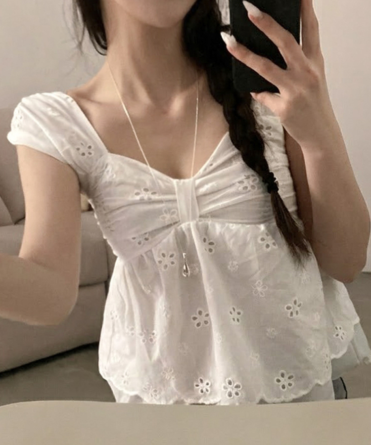 피카 펀칭 리본 이중 레이어드 스모크 나시 블라우스 화이트
