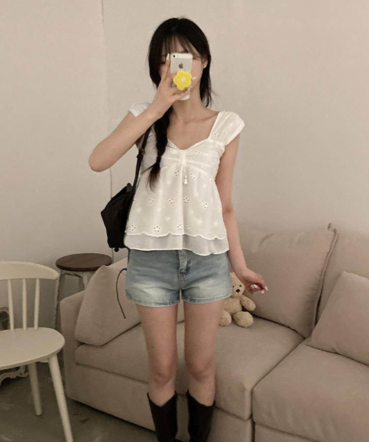 피카 펀칭 리본 이중 레이어드 스모크 나시 블라우스 화이트