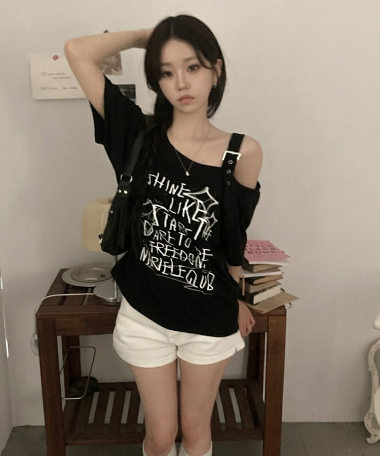 파이더 레터링 언발 버클 벨트 루즈핏 오프 반팔 티셔츠 블랙
