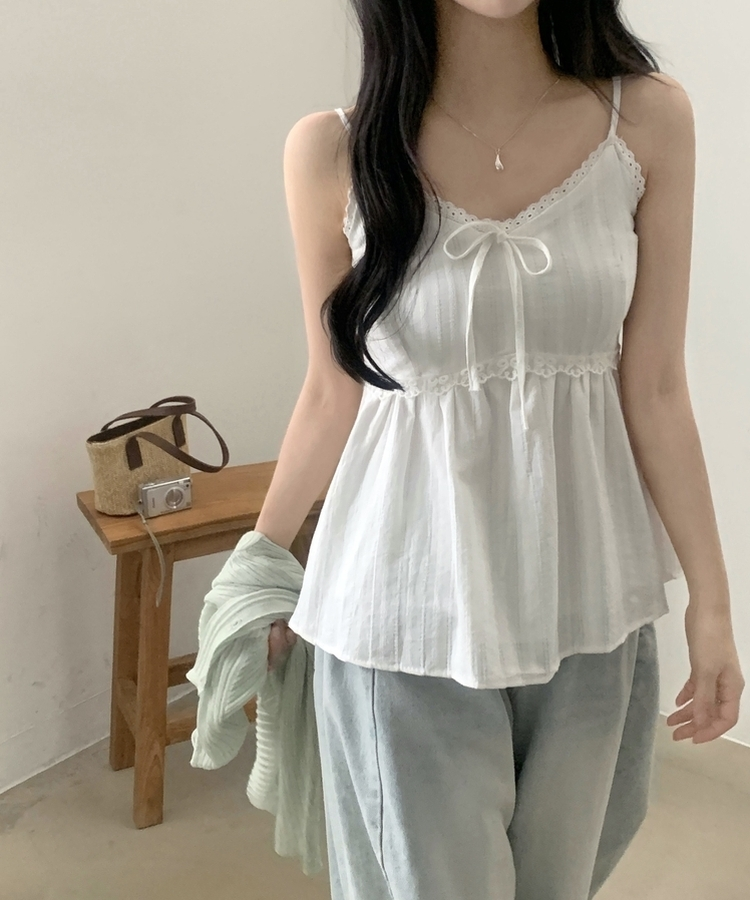 프릴 펀칭 레이스 리본나시 블라우스 화이트