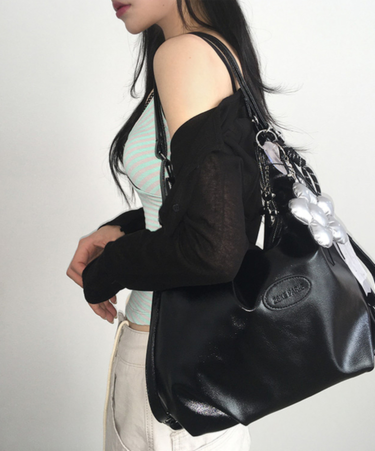 キーホルダー付き】グロッシーロゴレザーショルダーバッグ｜バッグ 