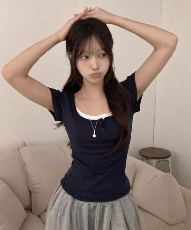 스토리 배색 버튼 이너티 레이어드 반팔 티셔츠 네이비
