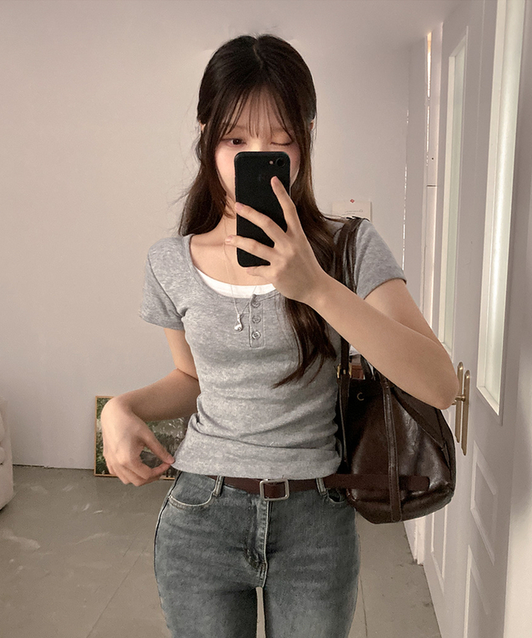 스토리 배색 버튼 이너티 레이어드 반팔 티셔츠 그레이